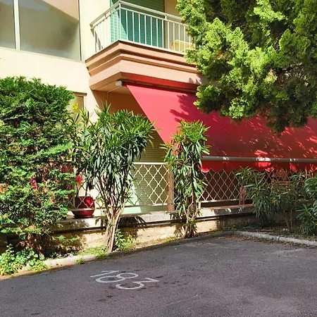 Cosy Studio, Terrace And Free Parking Next To The Apartment *