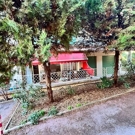 Cosy Studio, Terrace And Free Parking Next To The Menton